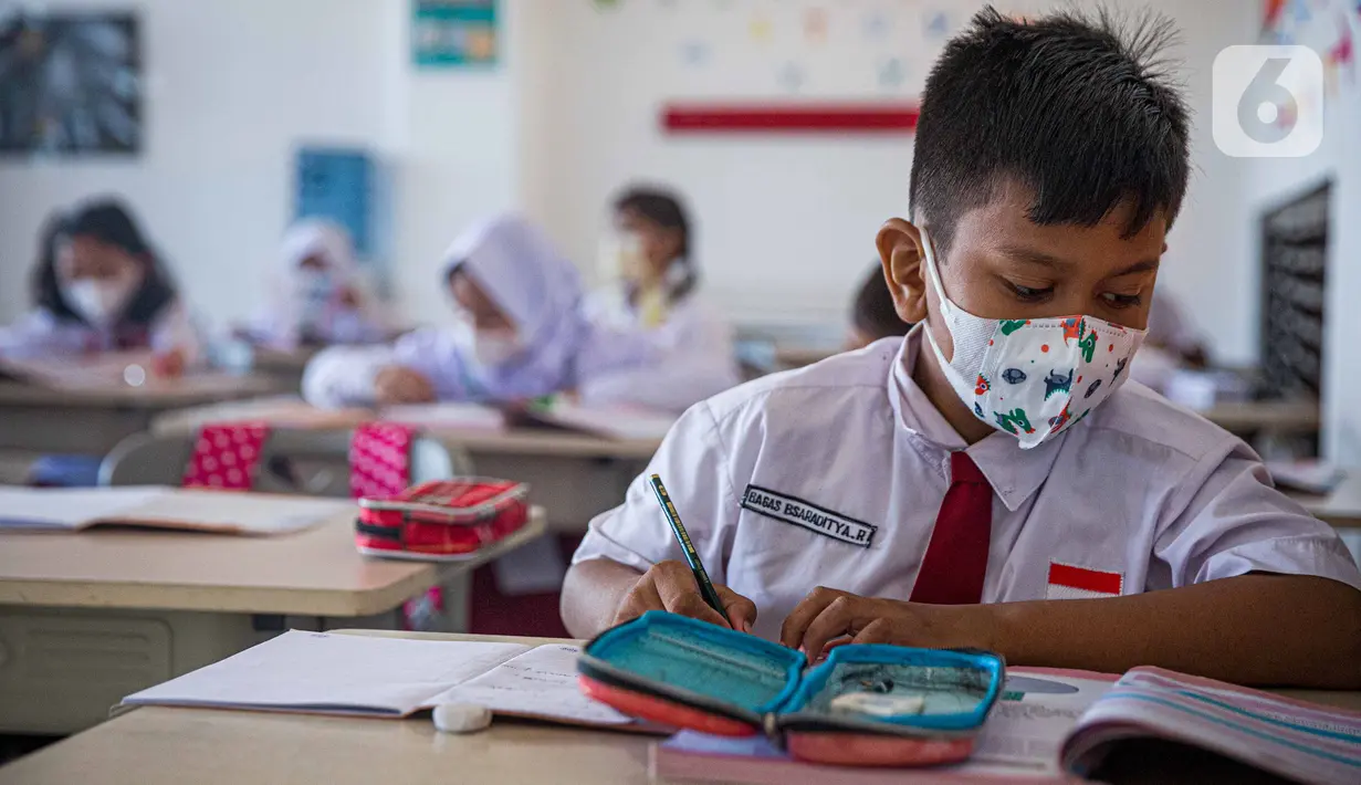 Siswa mengikuti Pembelajaran Tatap Muka (PTM) di SDN 01 Pondok Labu, Jakarta, Senin (3/1/2022). PTM terbatas dilaksanakan setiap hari dengan jumlah peserta didik dapat 100 persen dari kapasitas ruang kelas dengan lama belajar paling banyak enam jam pelajaran per hari. (Liputan6.com/Faizal Fanani)