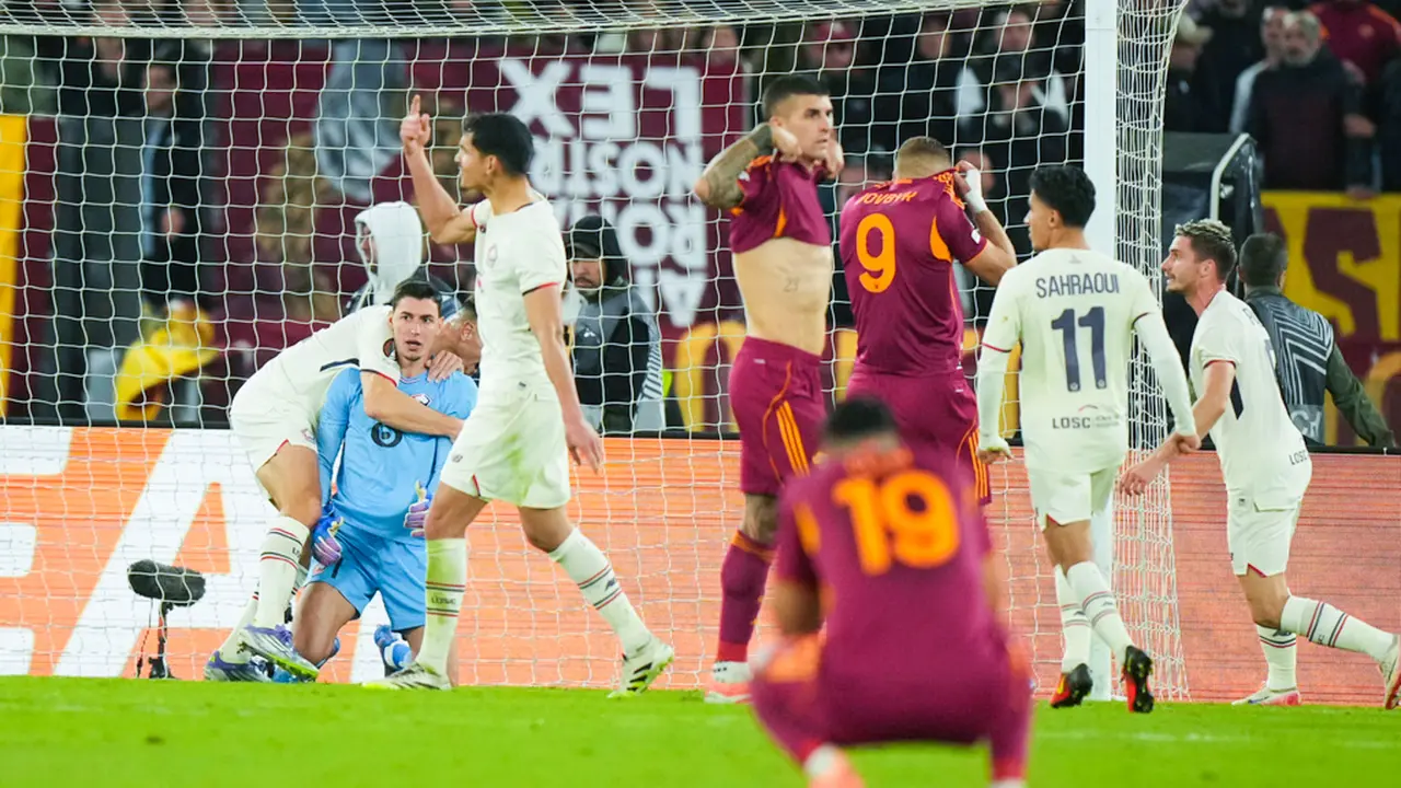 Foto: Momen Kiper Lille Patahkan 3 Penalti AS Roma, Calvin Verdonk dkk Sukses Pecundangi Tuan Rumah