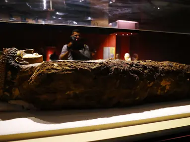 Seorang pria merekam video sebuah artefak kuno di Museum Hurghada, Hurghada, Mesir, Sabtu (29/2/2020). Mesir mengumumkan peresmian Museum Hurghada untuk meningkatkan pariwisata budaya di Provinsi Laut Merah. (Xinhua/Ahmed Gomaa)