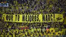 Fans Dortmund membentangkan poster dengan ucapan  'Get well, Marc!' saat melawan AS Monaco pada laga leg pertama perempatfinal Liga Champions di Stadion Signal Iduna Park, Dortmund,  (12/4/2017). Dortmund kalah 2-3. (AP/Martin Meissner)