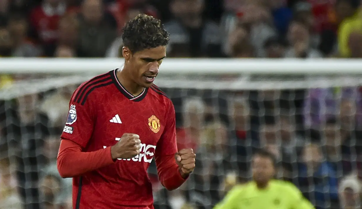 Pemain Manchester United, Raphael Varane melakukan selebrasi setelah mencetak gol ke gawang Wolverhampton pada laga pekan pertama Liga Inggris 2023/2024 di Old Trafford, Manchester, Selasa (15/08/2023) WIB. (AP Photo/Rui Vieira)