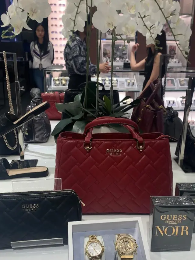 Gerai GUESS Accessories Hadir dengan Konsep Baru untuk Sambut Fall Collection 2023