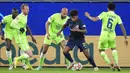 Pemain Salzburg Karim Adeyemi (kedua kanan) berebut bola dengan pemain Wolfsburg Paulo Otavio (kanan), John Brooks (tengah), Maximilian Arnold (kedua kiri) pada pertandingan Grup G Liga Champions di Stadion Volkswagen Arena, Wolfsburg, Jerman, 2 November 2021. (AP Photo/Michael Sohn)