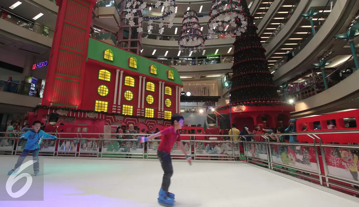Sejumlah anak bermain ice skating di Mal Ciputra, Jakarta, Rabu (23/12). Jelang perayaan natal sejumlah mal di Jakarta mendekor mal bernuansa natal agar menjadi daya tarik. (Liputan6.com/Angga Yuniar)