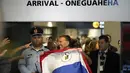 Juan Angel Napout tiba di negara asalnya, Paraguay, pada hari Jumat setelah dibebaskan dari penjara federal Amerika Serikat dan dideportasi. (AP Photo/Jorge Saenz)