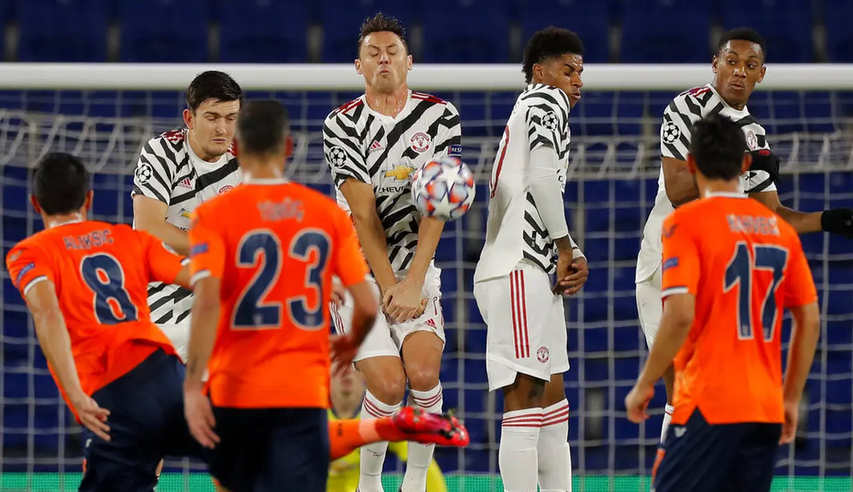 Pemain Istanbul Basaksehir Danijel Aleksic (kiri) melakukan tendangan bebas saat menghadapi Manchester United pada pertandingan pada pertandingan Grup H Liga Champions di Stadion Fatih Terim, Istanbul, Turki, Rabu (4/11/2020). Istanbul Basaksehir menang 2-1. (AP Photo)