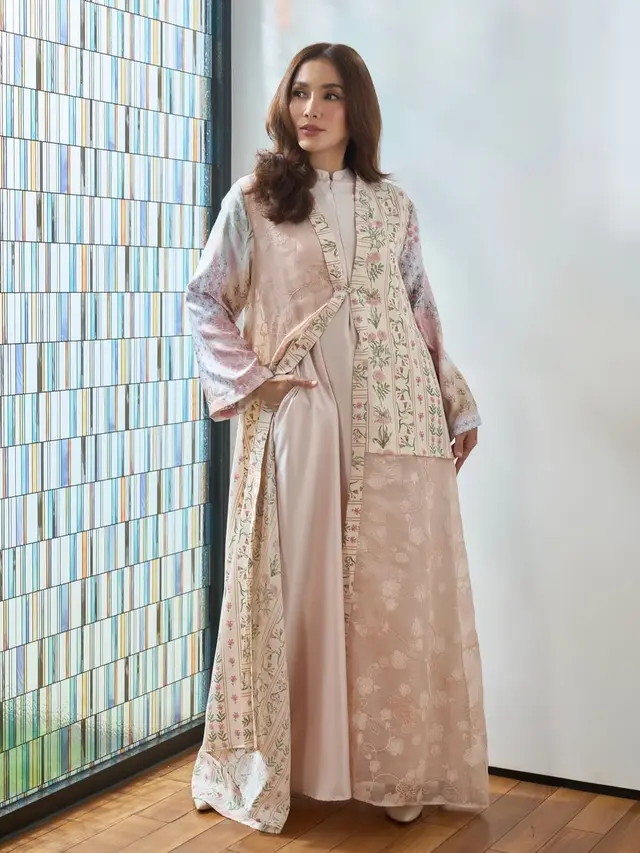 Model Baju Lebaran Keluarga Ussy Pratama dan Andhika Pratama