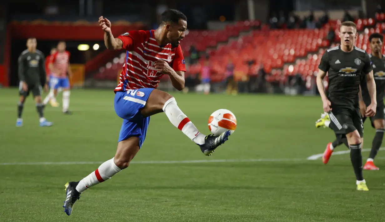 Gelandang Granada, Yangel Herrera mengontrol bola saat bertanding melawan Manchester United pada pertandingan leg pertama perempat final Liga Europa di stadion Los Carmenes di Granada, Spanyol, Jumat (9/4/2021). MU menang atas Granada 2-0. (AP Photo/Fermin Rodriguez)