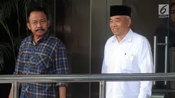 Tokoh PPP Jawa Timur Asep Saifuddin Chalim (kanan) memenuhi panggilan penyidik KP untuk menjalani pemeriksaan, Jakarta, Senin (25/3). Kiai Asep diperiksa sebagai saksi untuk tersangka Romahurmuziy dalam kasus dugaan suap jual beli jabatan di lingkungan Kementerian Agama. (merdeka.com/Dwi Narwoko)