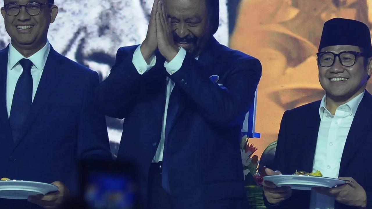 Ketua Umum Partai Nasional Demokrat (NasDem) Surya Paloh menghadiri acara perayaan HUT ke-12 Partai NasDem di Kantor DPP Nasdem, Jakarta, Sabtu (11/11/2023). Dalam momen tersebut Surya Paloh berkesempatan memotong tumpeng ulang tahun Partai NasDem.