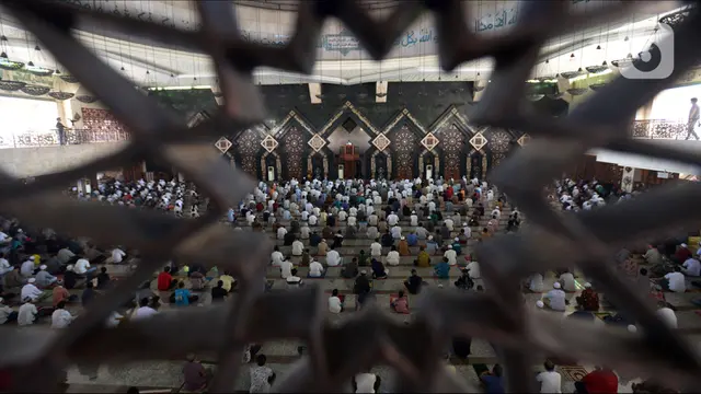 FOTO: Masa Transisi, Masjid Agung At-Tin Gelar Salat Jumat Berjemaah