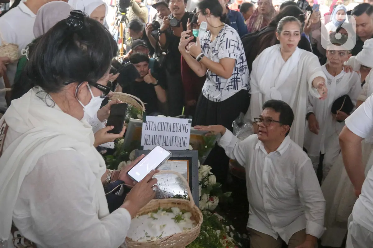 Haru Selimuti Pemakaman Penyanyi Senior Titiek Puspa