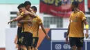 Persija gagal memanfaatkan peluang untuk kembali ke puncak klasemen BRI Liga 1 2022/2023 menggeser posisi PSM Makassar setelah ditaklukkan oleh Bhayangkara FC dengan skor 1-2 dalam laga lanjuan BRI Liga 1 2022/2023 di Stadion Wibawa Mukti, Cikarang, Jawa Barat, Kamis (16/2/2023) sore WIB. Persija sempat unggul 1-0 hingga berakhirnya babak pertama lewat gol Hanno Behrens pada menit ke-20. The Guardians tampil lebih baik di babak kedua hingga mampu mencetak dua gol lewat eksekusi penalti Henry Matias Mier Codina pada menit ke-51 dan gol penentu kemenangan yang dicetak Alex Martins Ferreira melalui sepakan jarak jauh pada menit ke-81. (Bola.com/Ikhwan Yanuar)