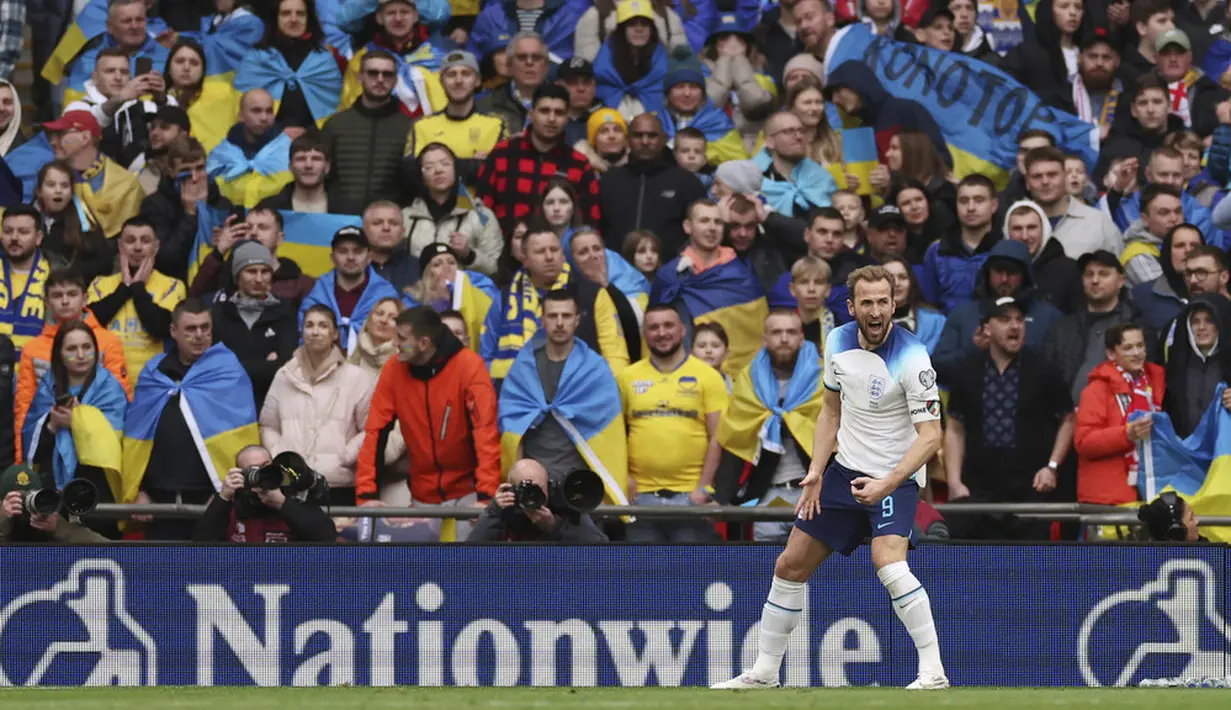 Pemain Inggris, Harry Kane, melakukan selebrasi setelah mencetak gol ke gawang Ukraina pada laga Kualifikasi Euro 2024 Grup C di Stadion Wembley, Minggu (26/3/2023). Berkat hasil ini, Inggris untuk sementara berhak memuncaki klasemen Grup C dengan poin 6. (AP Photo/Ian Walton)