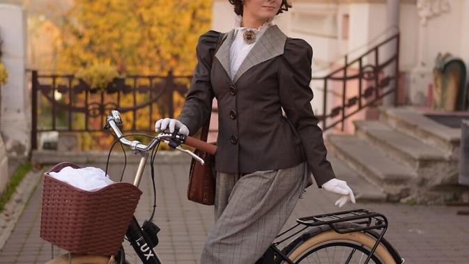 Mila, wanita Ukraina yang berpakaian ala abad ke-19 setiap hari. Sumber: Instagram/your_sunny_flowers