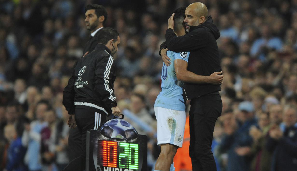 Pelatih Manchester City, Pep Guardiola memeluk Sergio Aguero saat keluar lapangan pada laga grup F Liga Champions di Etihad stadium, Manchester, (26/9/2017). City menang 2-0. (AP/Rui Vieira)