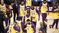 Pemain LA Lakers mengenakan seragam nomor punggung 8 dan 24 untuk menghormati Kobe Bryant pada laga melawan Portland Trail Blazers. (AP Photo/Ringo H.W. Chiu)