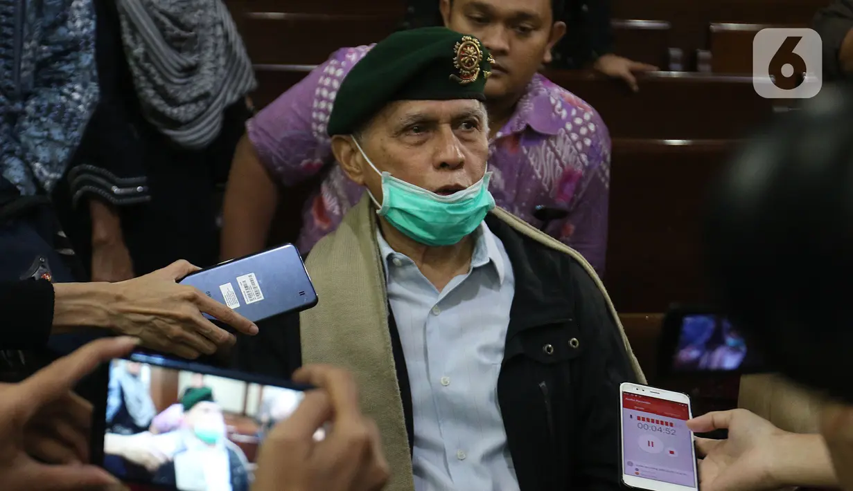 Kivlan Zen menjawab pertanyaan awak media jelang memberikan kesaksian dalam sidang lanjutan kasus kepemilikan senjata api ilegal di Pengadilan Negeri Jakarta Pusat, Rabu (5/2/2020). Sidang untuk terdakwa Azwarni ditunda karena alasan kesehatan Kivlan Zen. (Liputan6.com/Herman Zakharia)