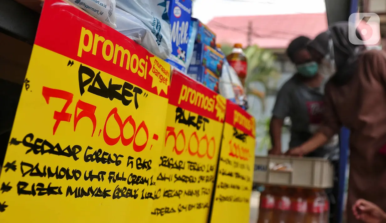 Daftar promo harga terlihat di Bazar Sembako Murah di Kecamatan Ciledug, Kota Tangerang, Senin (12/9/2022). Bazar sembako murah ini digelar secara bergantian di 13 kecamatan di Kota Tangerang selama September hingga Oktober 2022.  (Liputan6.com/Angga Yuniar)