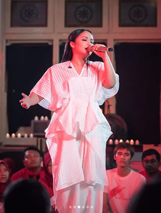 Gita Gutawa, salah satu selebriti yang juga merupakan generasi penerus bangsa ini punya cara sendiri dalam merayakan HUT RI ke-72 ini. Dalam unggahannya, terlihat Gita mengenang sejarah yang terjadi di tahun 1945. (Instagram/gitagut)