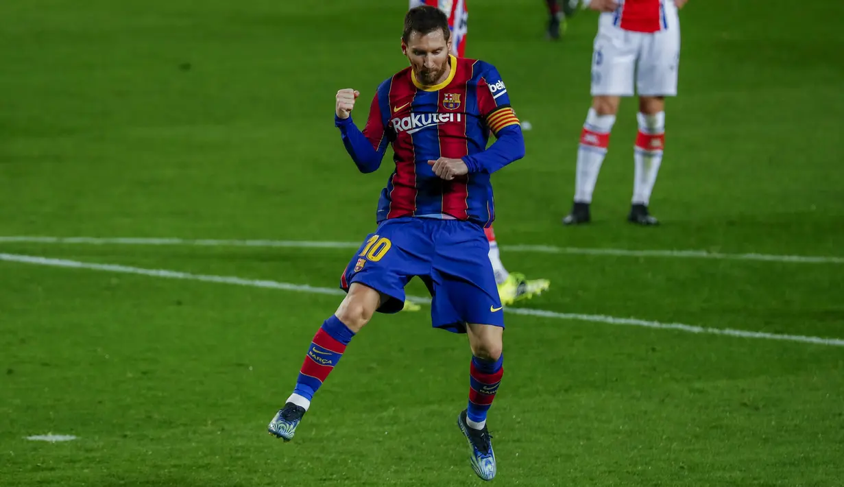 Penyerang Barcelona, Lionel Messi berselebrasi usai mencetak gol ke gawang Deportivo Alaves pada pertandingan lanjutan La Liga Spanyol di stadion Camp Nou, Spanyol, Minggu (14/2/2021). Messi mencetak dua gol dan mengantar Barcelona menang telak atas Alaves 5-1. (AP Photo/Joan Monfort)