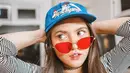 Berusia masih muda, Marsha Aruan tampil kece dengan baju motif stripe yang dipadukan dengan topi berwarna biru. Kacamata dengan lensa berwarna merah yang Marsha kenakan membuat penampilannya terlihat semakin swag.(Liputan6.com/IG/@aruanmarsha)