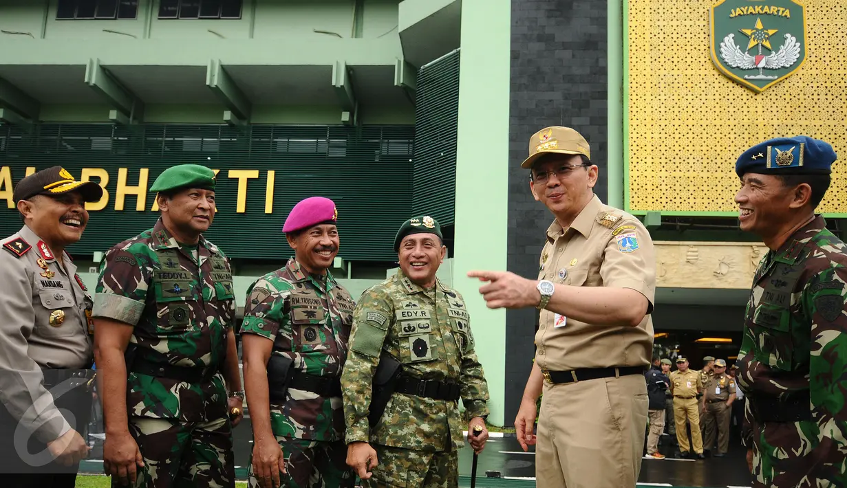 Gubernur DKI Jakarta, Basuki Tjahaja Purnama (kedua kanan) berbincang dengan jajaran TNI/Polri usai apel gabungan di Makodam Jaya, Jakarta, Rabu (17/2/2016). Apel bentuk kesiapan pengamanan KTT OKI, Maret mendatang. (Liputan6.com/Helmi Fithriansyah)