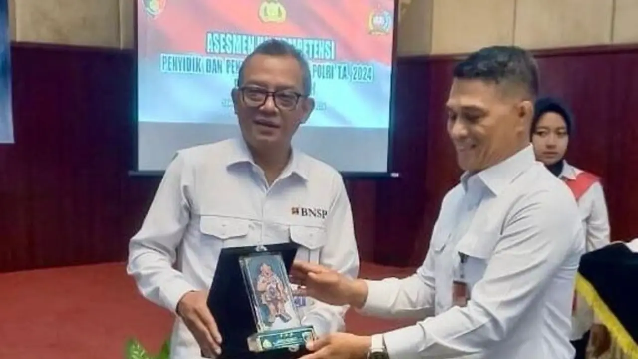 Bareskrim Polri menyampaikan penghargaan kepada Badan Nasional Sertifikasi Profesi (BNSP) Syamsi Hari, Senin (11/11) (Tim Humas BNSP)