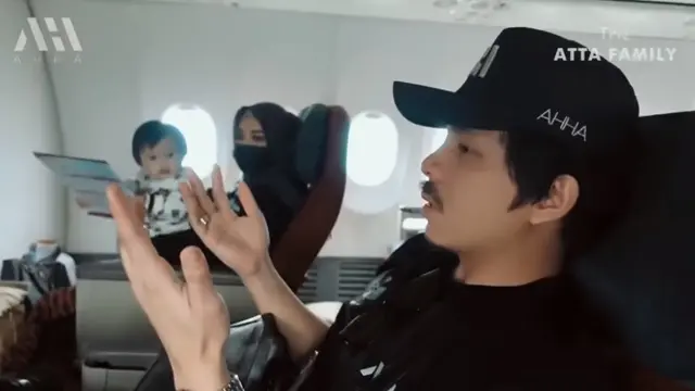 Ameena dan Atta Halilintar di perjalan menuju Bali bersama karyawannya. (Foto: YouTube/Atta Halilintar)