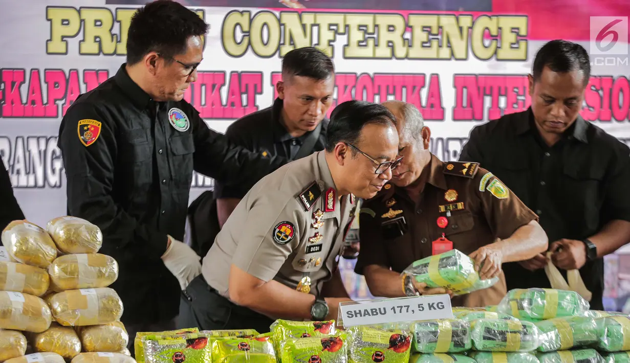 Karopenmas Divhumas Mabes Polri Brigjen Dedi Prasetyo (tengah) saat rilis kasus narkoba jaringan Malaysia-Indonesia di Bareskrim Mabes Polri, Jakarta, Selasa (9/7/2019). Bareskrim Polri bersama stakeholder terkait menyita 177,500 Kg sabu dan 30 ribu butir ekstasi. (Liputan6.com/Fazail Fanani)
