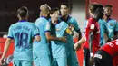 Para pemain Barcelona merayakan gol yang dicetak oleh Lionel Messi ke gawang Mallorca pada laga La Liga di Estadio de Son Moix, Minggu (14/6/2020). Barcelona menang dengan skor 4-0. (AP/Francisco Ubilla)