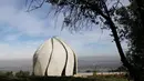 Pemandangan rumah ibadah umat Baha'i yang berdiri di pinggiran Santiago, Chile, Rabu (13/10). Bahai adalah agama monoteistik yang menekankan pada kesatuan spiritual bagi seluruh umat manusia. (Reuters/Pablo Sanhueza)