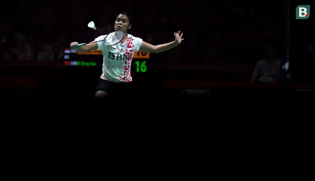 Pertandingan pun berjalan ketat sejak awal game pertama. Skor imbang sempat terjadi pada kedudukan 3-3. Setelah itu Gregoria terus menjaga keunggulan tipis tanpa mampu dikejar He Bing Jiao. Game pertama pun ditutup untuk keunggulan Gregoria dengan 21-19. (Bola.com/Bagaskara Lazuardi)
