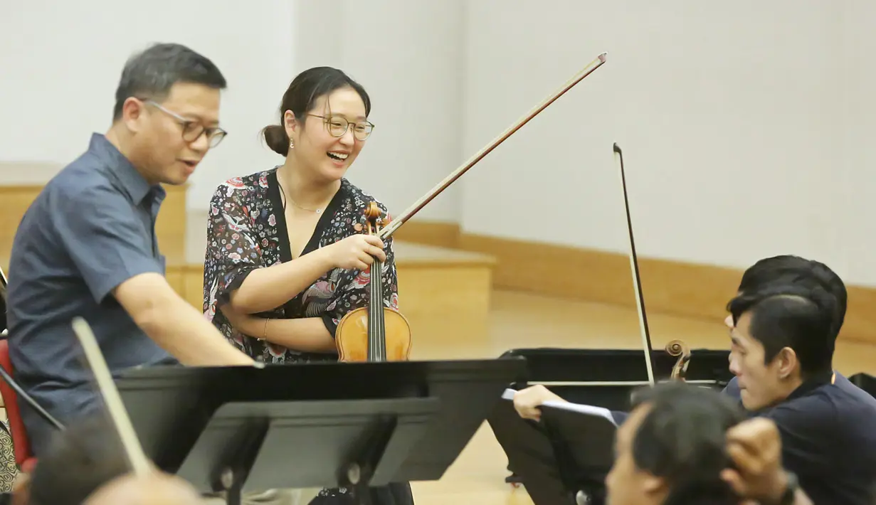 Konser “Malam Tchaikovsky” selain untuk memperingati kelahiran sang komponis juga untuk membagikan pengalaman menikmati karya-karya indah dari Pyotr Ilyich Tchaikovsky kepada pecinta musik klasik di Jakarta. (Bambang E.Ros/Fimela.com)