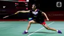 Pebulu tangkis tunggal putri Korea Selatan, An Se Young mengembalikan kok ke arah Carolina Marin dari Spanyol pada laga final Indonesia Masters 2023 di Istora Senayan, Jakarta, Minggu (29/1/2023). An Se Young berhasil menjadi juara di nomor tunggal putri Indonesia Masters 2023 usai mengalahkan Carolina Marin di final dengan skor 18-21, 21-18, dan 21-13. (Liputan6.com/Herman Zakharia)