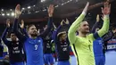 Kiper Prancis, Hugo Lloris memimpin rekan setimnya memberikan salam kepada fans usai mengalahkan Belarusia pada kualifikasi Piala Dunia 2018 grup A di Stade de France stadium, Saint-Denis (10/10/2017). Prancis menang 2-1.(AP/Michel Euler)