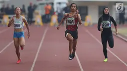 Atlet asal Maluku, Alvin Tehupeiory (tengah) saat berlaga di kelas lari 100 meter putri senior Kejurnas Atletik U18, U20 dan Senior 2019 di Stadion Pakansari, Kab Bogor, Jumat (2/8/2019). Alvin Tehupeiory meraih posisi pertama dengan catatan waktu 11,64 detik. (Liputan6.com/Helmi Fithriansyah)