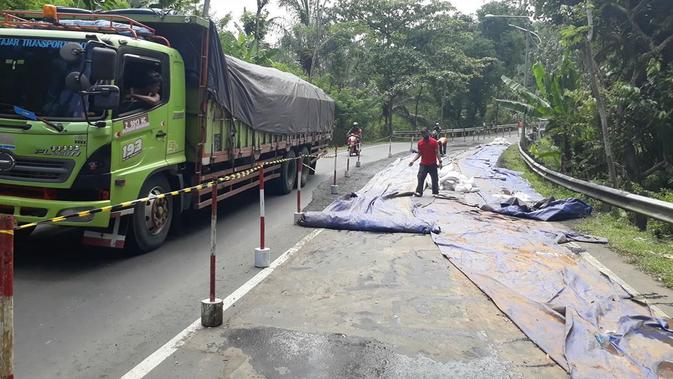 Perbaikan jalan di JLS Jateng, Sengkala, Lumbir, Banyumas, Jawa Tengah. (Foto: Liputan6.com/Muhamad Ridlo)