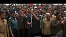 Sby mengangkat bendera tanda star lomba dimulai di kawasan IPSC, Bogor, Selasa (18/8/2014) (Liputan6.com/Johan Tallo)