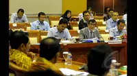 Menteri Hukum dan HAM Yasonna H Laoly memberi penjelasan pada rapat kerja dengan Komisi III DPR di ruang rapat Komisi III DPR, Senayan, Jakarta, Rabu (21/1/2015). (Liputan6.com/Andrian M Tunay)