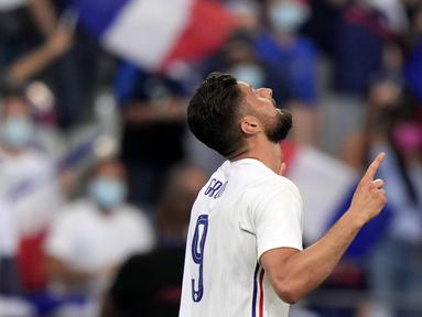 Striker Prancis, Olivier Giroud, melakukan selebrasi usai mencetak gol ke gawang Bulgraria pada laga uji coba terakhir jelang Euro 2020 di Stade de France, Rabu (9/6/2021). Prancis menang dengan skor 3-0. (AP/Francois Mori)