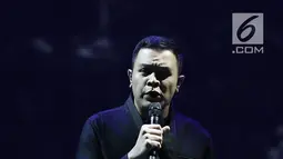 Penyanyi Tulus menyanyikan lagu Damai Bersamamu yang mengambarkan Sila Pertama, Ketuhanan Yang Maha Esa saat Konser Pancasila Gemilang pada penutupan Festival Prestasi Indonesia di JCC, Jakarta, Selasa (22/8). (Liputan6.com/Herman Zakharia)