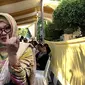 Siti Hardijanti Rukmana atau Mbak Tutut datang mencoblos di TPS 02, Gondangdia, Menteng. (Liputan6.com/ Ratu Annisaa)