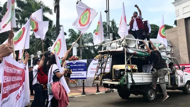 IDI beserta anggota organisasi lain demo atau unjuk rasa di depan Gedung DPR pada Senin (28 November 2022) soal RUU Omnibus Law Kesehatan. (Foto: Ade Nasihudin)