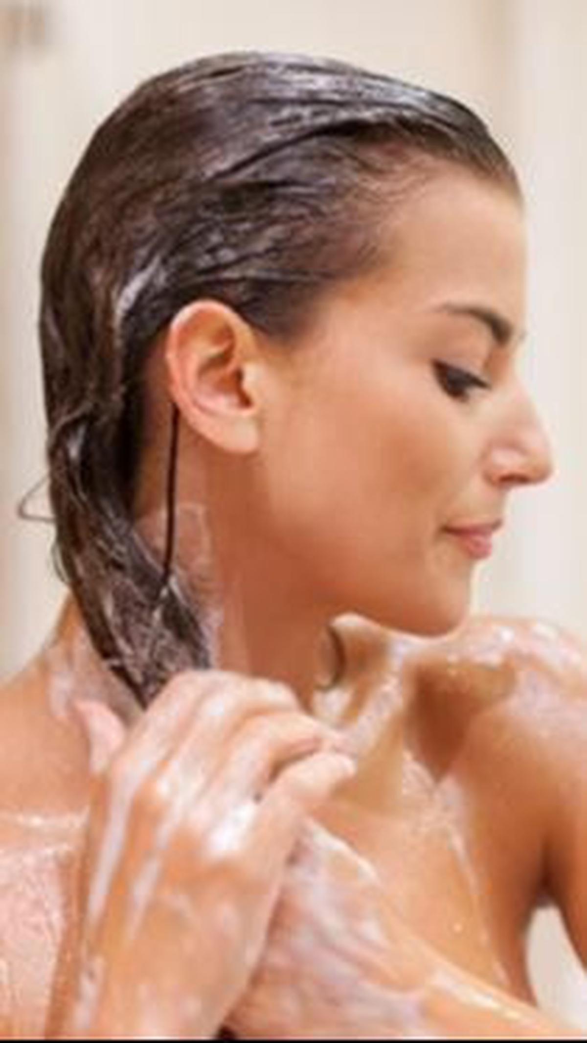 2. Pilih Conditioner yang Dibilas jika Rontok dari Akar<br>