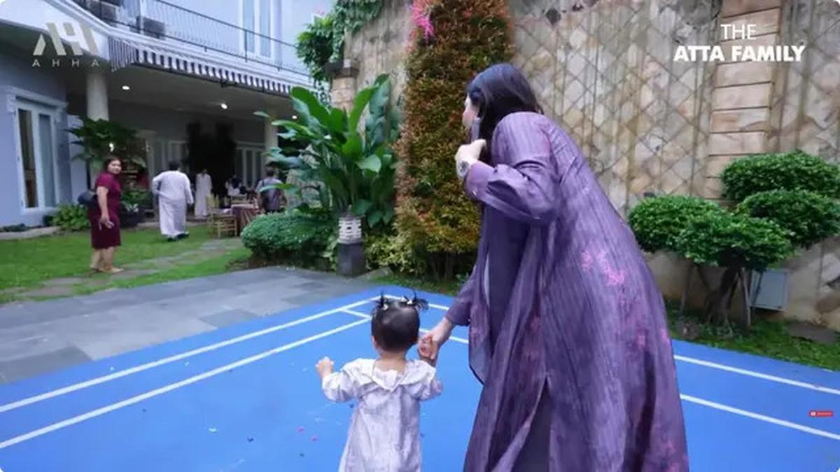 6 Potret Belakang Rumah Kris Dayanti di Jakarta yang Asri dengan Taman Hijau Tertata Rapi