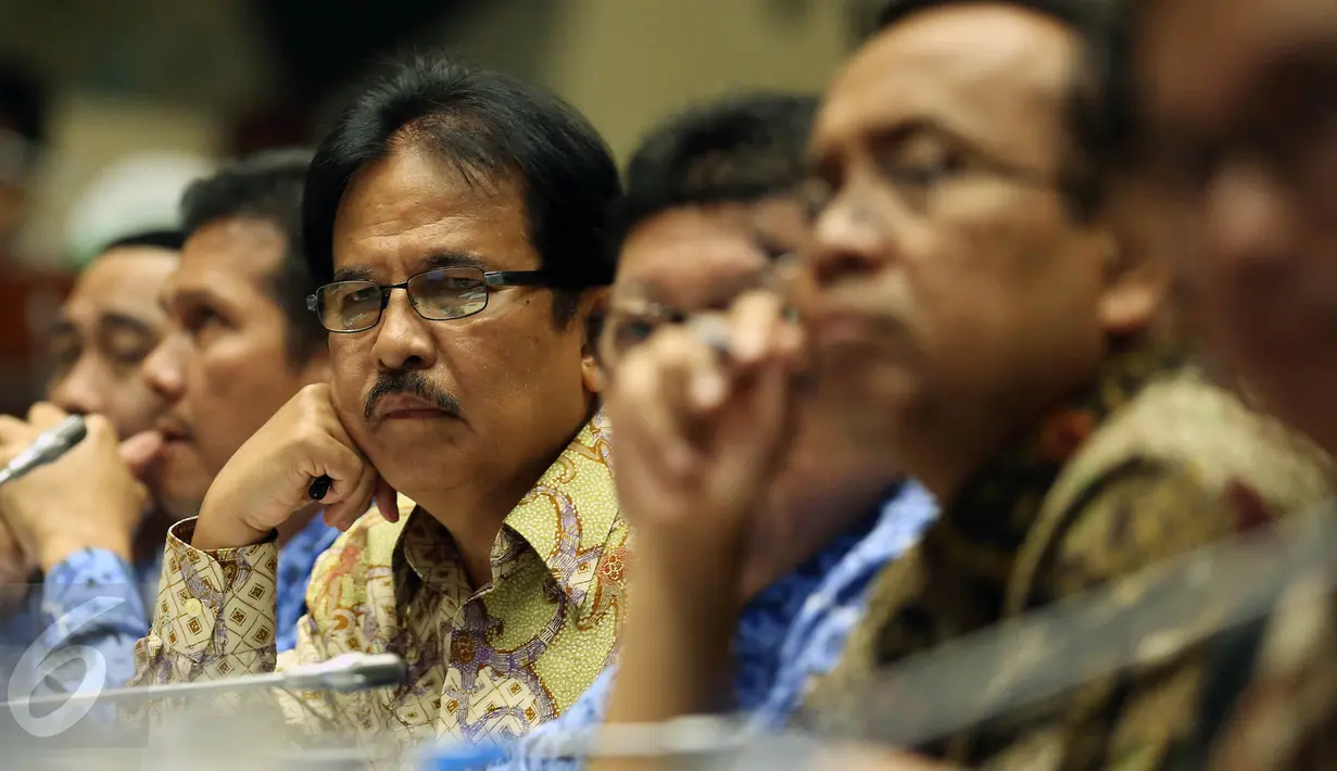 Menteri ATR/Kepala BPN Sofyan Djalil mengikuti rapat kerja bersama Komisi II DPR di Senayan, Jakarta, Senin (3/10). Raker membahas penetapan alokasi anggaran tahun 2017 kementerian dan lembaga mitra kerja Komisi II DPR. (Liputan6.com/Johan Tallo)