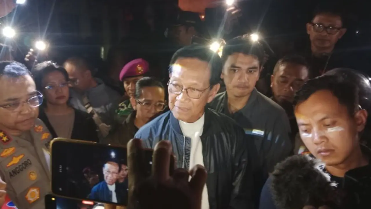 Sultan HB X Temui Pendemo di Depan Polda DIY