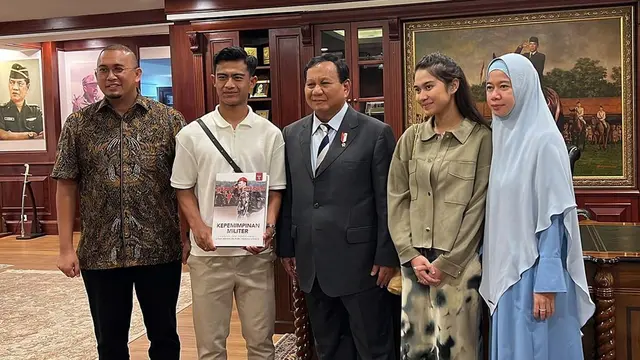 6 Potret Pratama Arhan dan Azizah Salsha Kunjungi Kantor Prabowo, Didoakan Langgeng