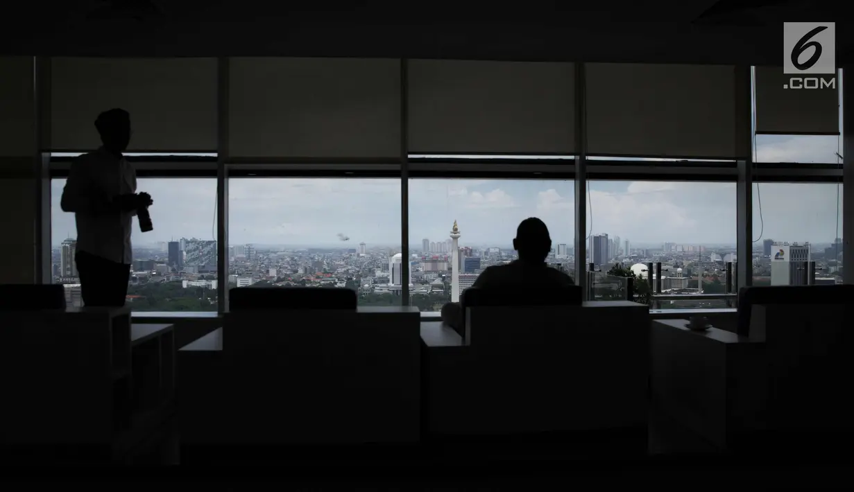 Pemandangan sekitar Monas yang terlihat dari Perpustakaan Nasional RI di Jakarta, Senin (6/11). Perpustakaan ini berada di Jalan Merdeka Selatan atau seberang parkiran IRTI Monas. (Liputan6.com/Faizal Fanani)
